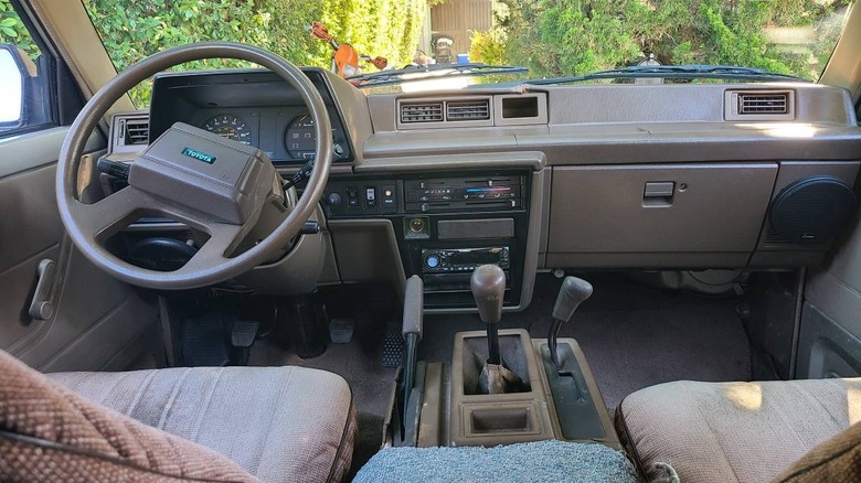 Панель приладів Toyota Van 1987 року