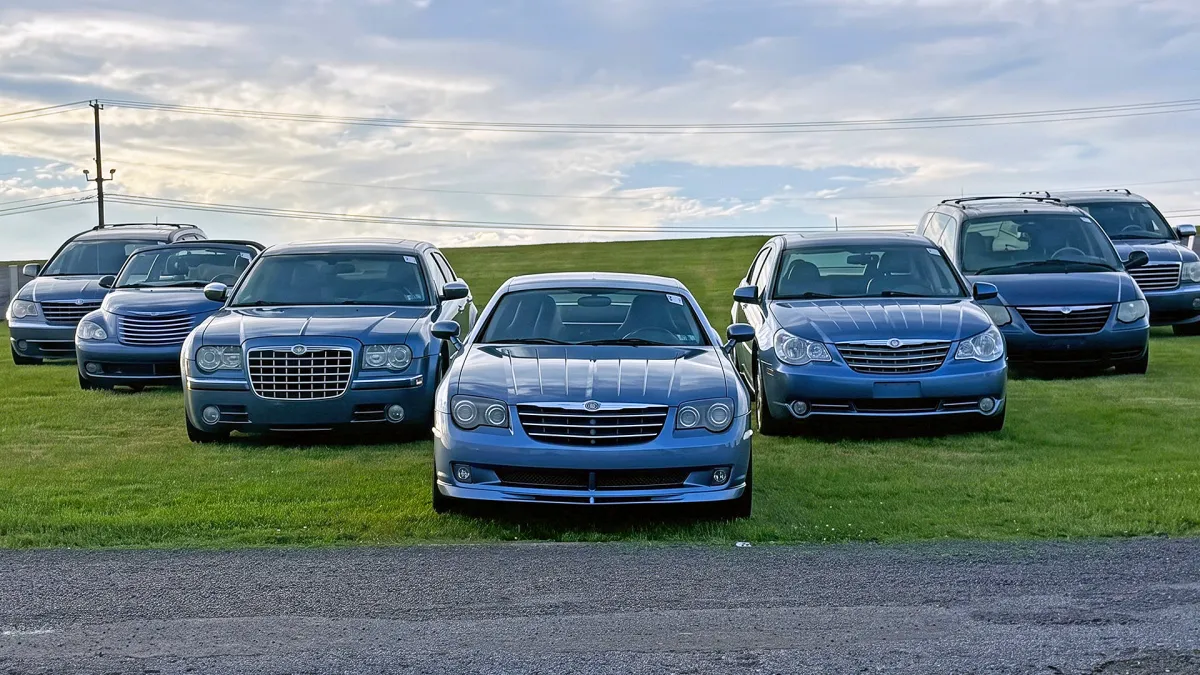 Раян Марука збирає автомобілі Chrysler 2007 року.