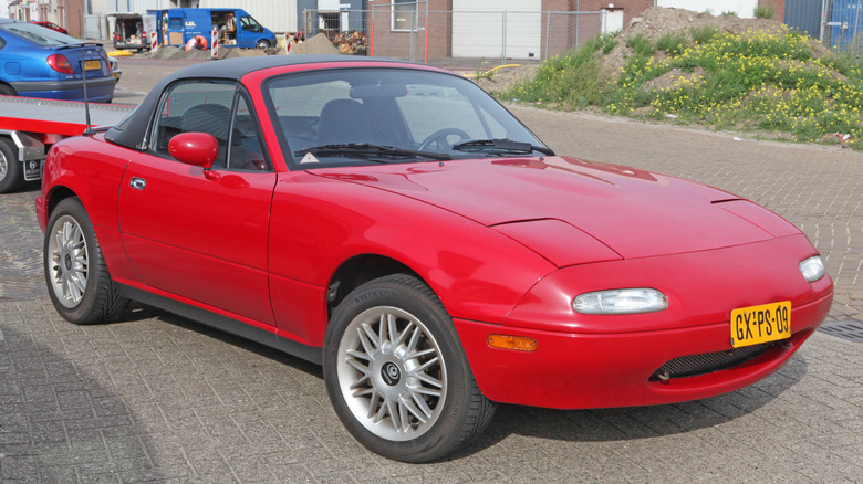 Червона Mazda MX-5 Miata 1992 року