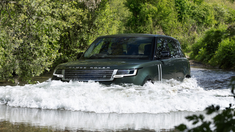 Зелений Range Rover Electric долає водну перешкоду