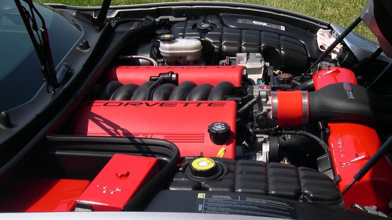 Двигун LS6 V8 під капотом Corvette C5 Z06.