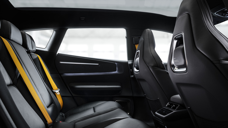 Заднє сидіння позашляховика Polestar 4