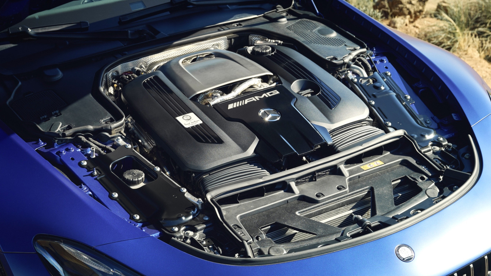 Двигун Mercedes-AMG M177 V8 під капотом синього AMG GT Coupe.