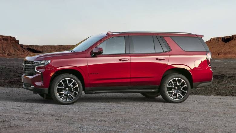 Вид з боку водія на Chevrolet Tahoe RST 2021 року