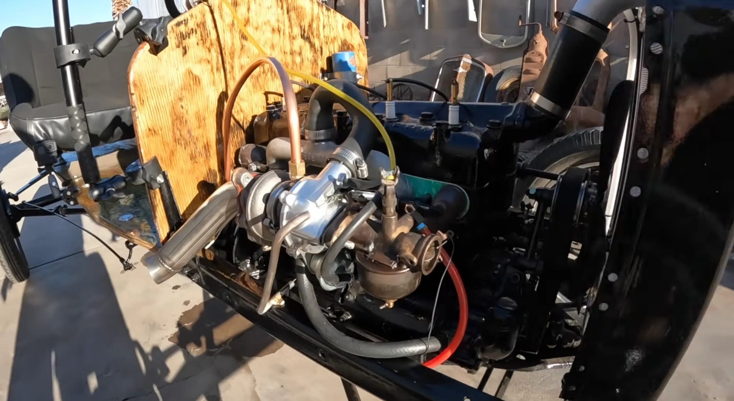 Ford Model T з турбонаддувом, що демонструє систему змащування