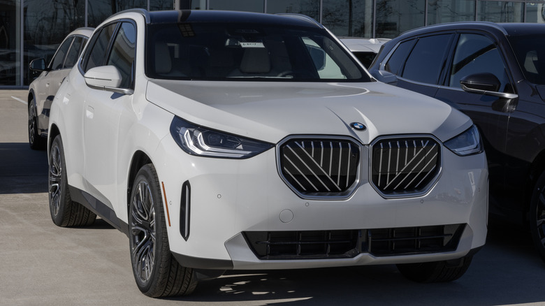 BMW X3 2026 року, припаркований перед дилерським центром.