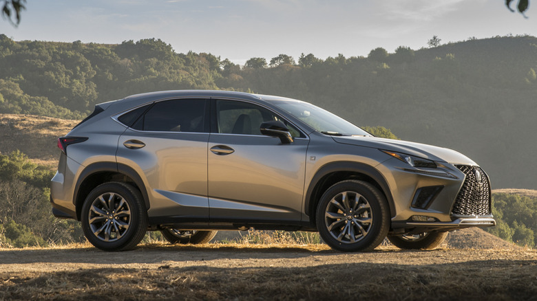 Бічний знімок сріблястого Lexus NX 2021 року