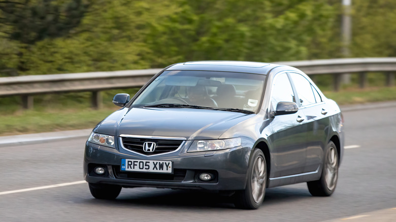 Honda Accord їде дорогою.