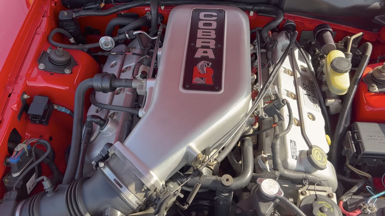 Двигун V8 Cobra R об'ємом 5,4 літра під капотом червоного Ford SVT Mustang Cobra R 2000 року.