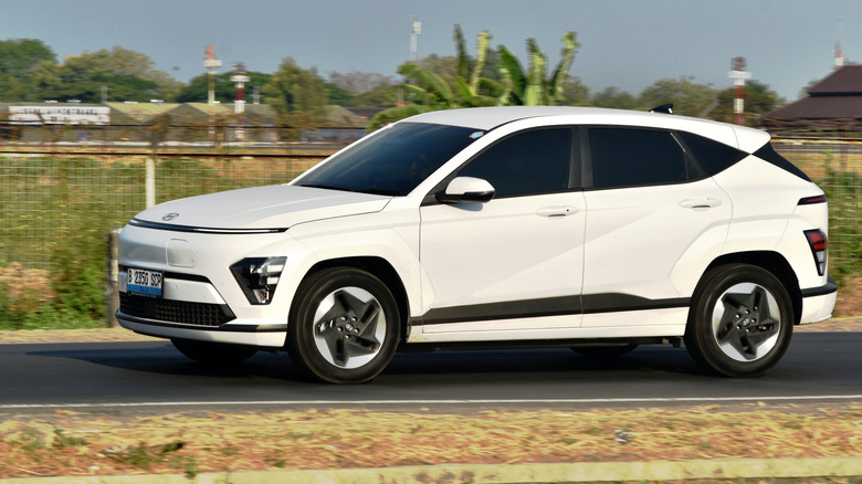 Hyundai Kona EV на вузькій вулиці.