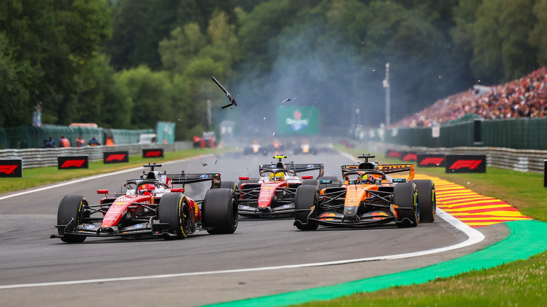 Гонщик Оскар Піастрі (Австралія) за кермом боліда McLaren MCL40 стикається з Шарлем Леклером (Монако) за кермом Ferrari SF-26 під час Гран-прі Бельгії на трасі Спа-Франкоршам 19 липня 2026 року в Спа, Бельгія.