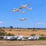 RC-літак, натхненний Virgin Galactic, запустив ракету в повітрі