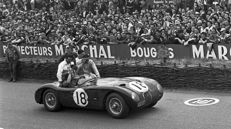 Jaguar C-Type на 24-годинній гонці Ле-Ман 1953 року, де вперше застосували дискові гальма.