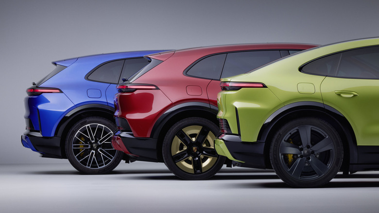 Задня частина трьох яскраво забарвлених Porsche Cayenne Electric