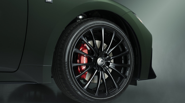 Колесо Lexus IS Special Appearance Package 2027 року.