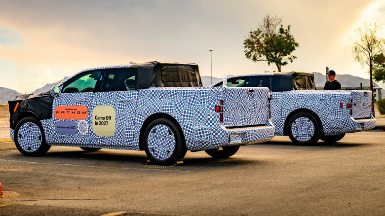 Задній тричетвертний вид двох замаскованих прототипів Ford Fathom