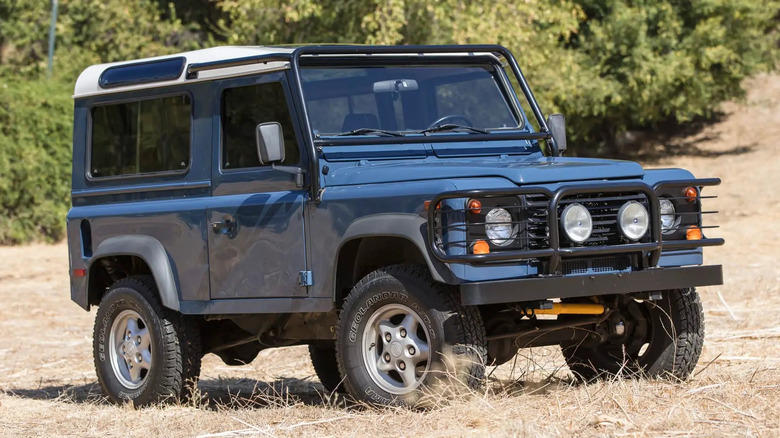 1997 Land Rover Defender 90 NAS Кім Бейсінгер, вид спереду.