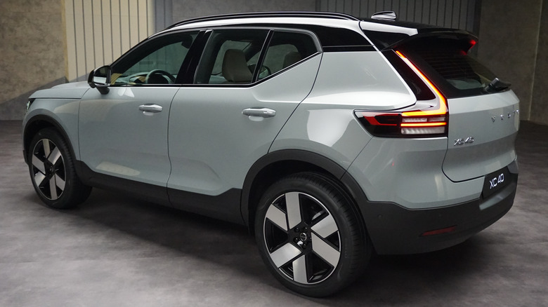 2028 Volvo XC40 задній вигляд
