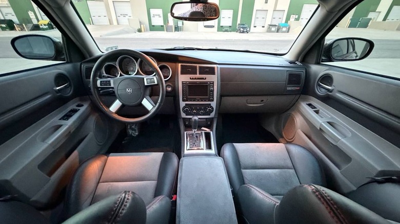 Інтер'єр та панель приладів 2007 Magnum SRT8