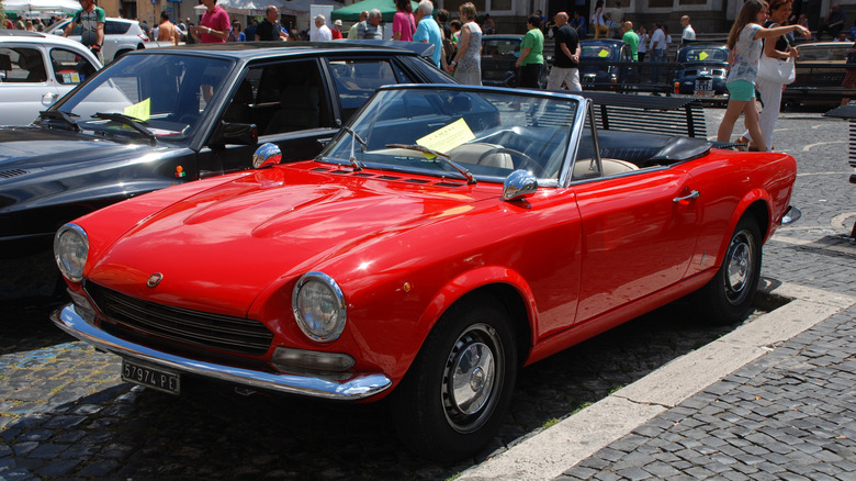 Червоний Fiat 124 Sport Spider