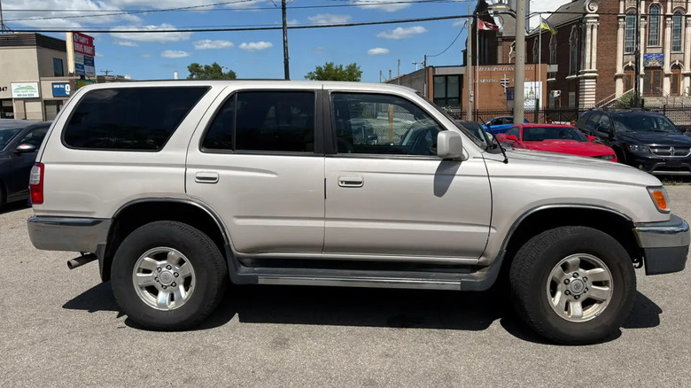 Сріблястий Toyota 4Runner