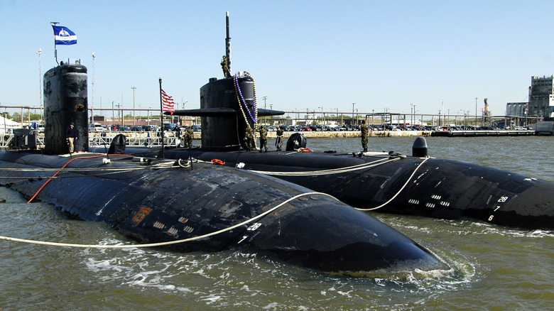 Підводні човни USS Newport News та USS Boise, пришвартовані разом