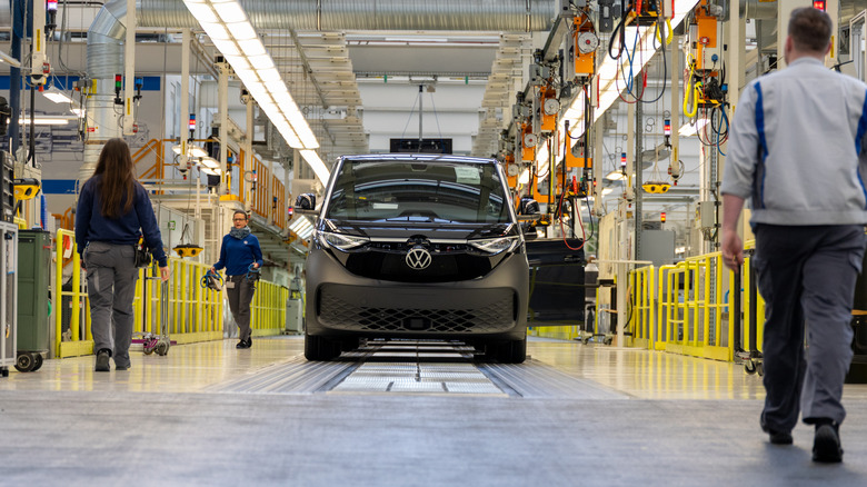 Новий електромобіль VW ID. Buzz готується до остаточної перевірки на заводі комерційних автомобілів Volkswagen у Ганновері, Німеччина, 4 березня 2026 року.