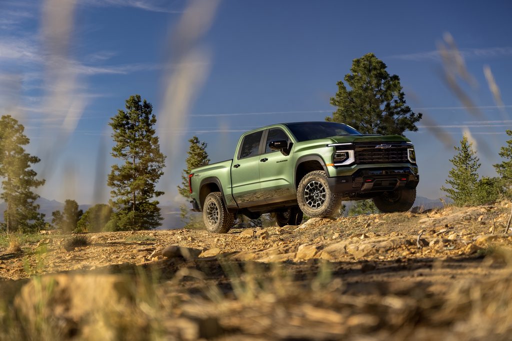 2027 Chevrolet Silverado 1500 Trail Boss in Trillium Metallic. Exterior passenger front 3/4 beauty shot.