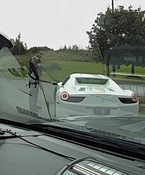 Син-водій плаче мамі, коли поліція забрала його Ferrari