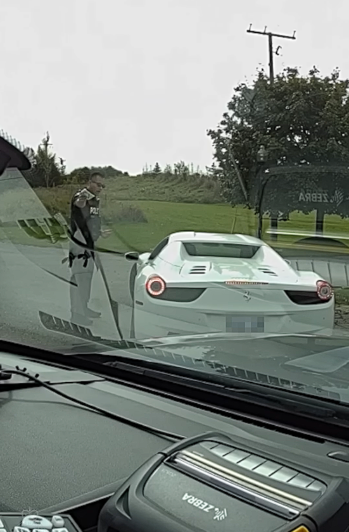 Водій Ferrari благає поліцейського