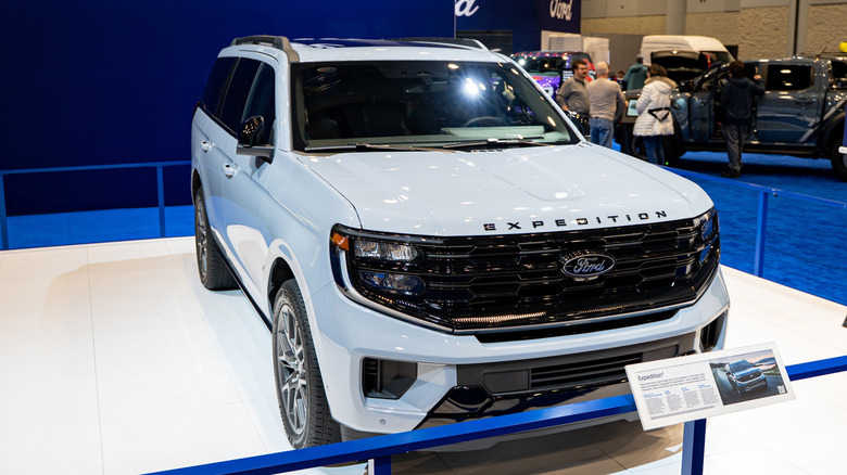 Білий Ford Expedition на автошоу