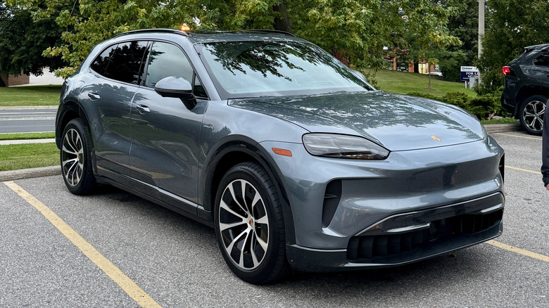 Передній вид Porsche Cayenne Electric під кутом 3/4.