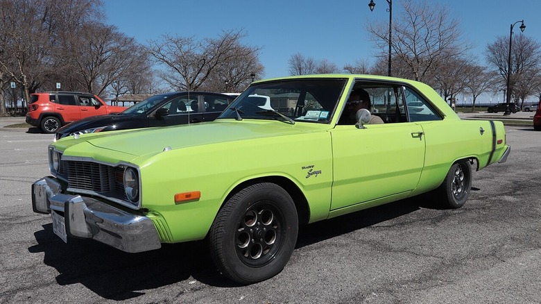 Яскраво-зелений Dodge Dart Swinger на парковці в Нью-Йорку.