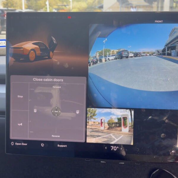 Tesla Cybercab: замість керма — джойстик на екрані для екстрених випадків