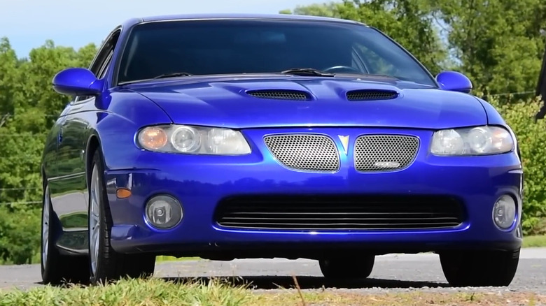 Синій металевий Pontiac GTO 2005-2006 років з подвійними повітрозабірниками на капоті та розділеними решітками радіатора.