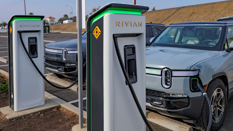 Зарядні станції Rivian Adventure Network заряджають пару позашляховиків R1S уздовж міжштатної автомагістралі 5