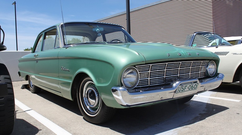 Драматичний передній 3/4 вид Ford Falcon 1960 року на паркувальному місці.