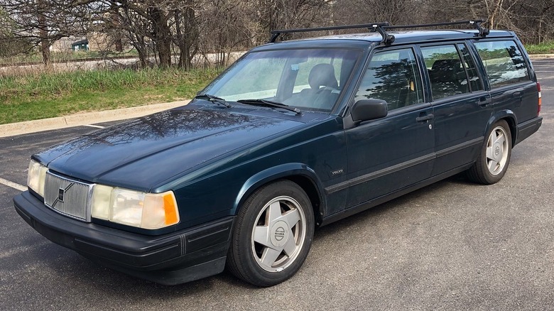 Передній тричетвертний вид зеленого універсала Volvo 940 Turbo 1994 року