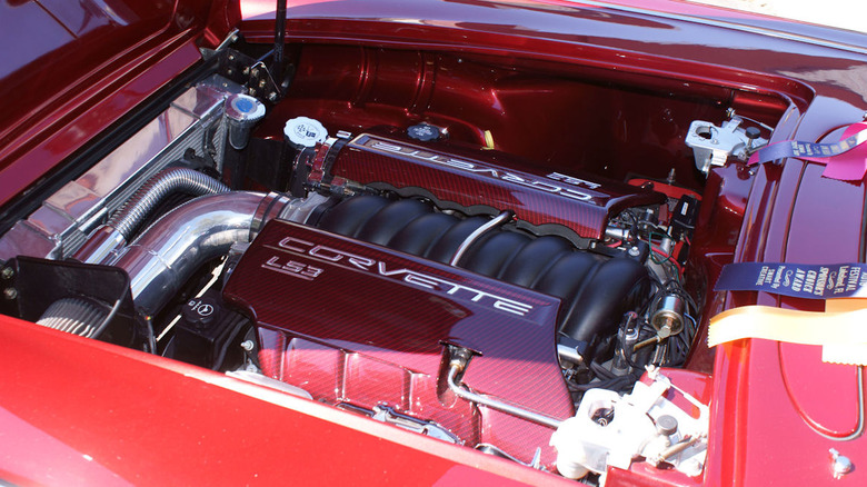 Двигун LS3 V8, встановлений у модифікованому моторному відсіку класичного автомобіля.