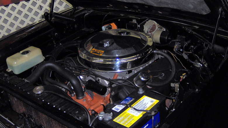 Оригінальний двигун 426 Hemi, встановлений під капотом чорного Dodge Charger 1966 року.