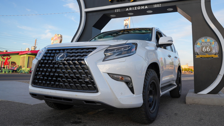Передній бампер білого позашляховика Lexus GX 2026 року