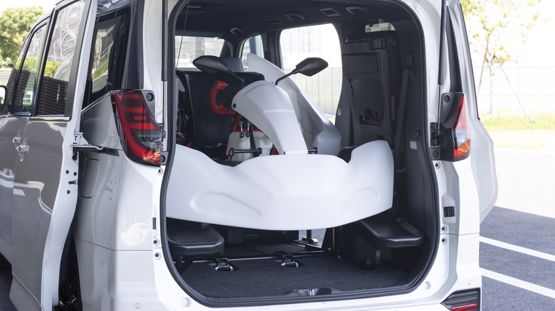 Білий Toyota GR Kart у задній частині білого Toyota Noah.
