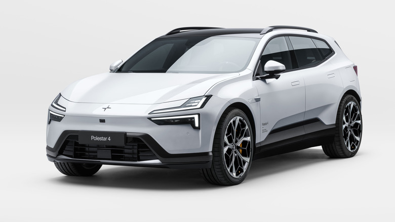 Передній вигляд білого позашляховика Polestar 4