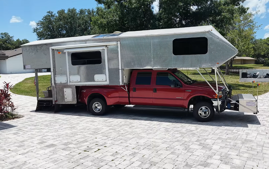 Ford F-350 з будинком на колесах