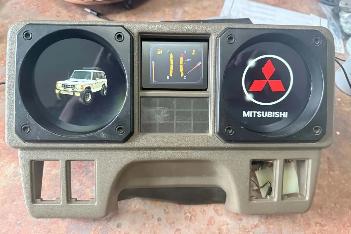 Кастомні цифрові датчики в панелі приладів Mitsubishi Montero