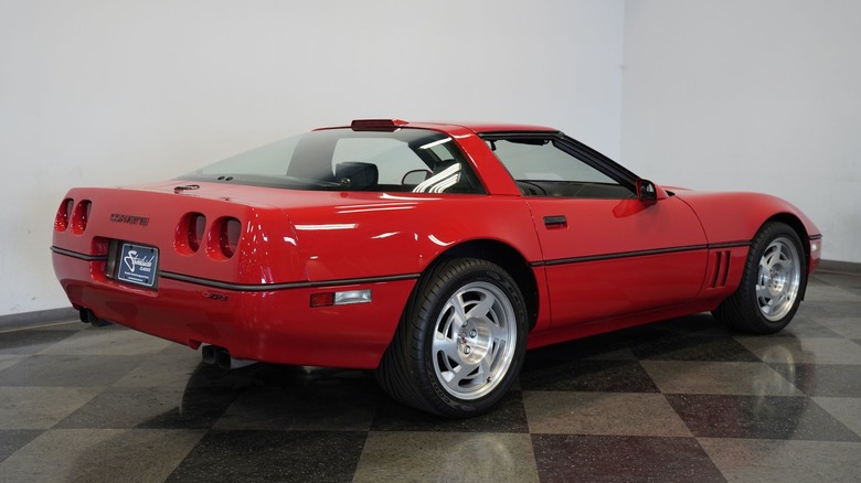 Червоний Chevrolet Corvette ZR-1 1990 року випуску, вид ззаду-збоку.