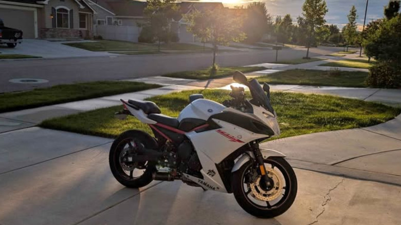 Білий FZ6R на заході сонця