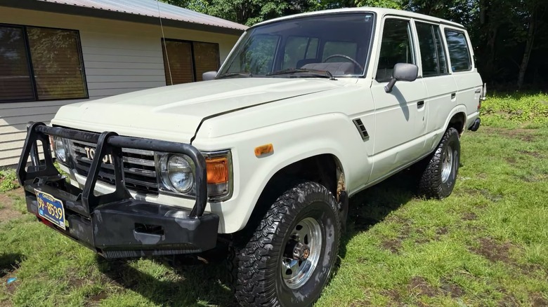Toyota Land Cruiser 1983 року з двигуном SBC, вид спереду.