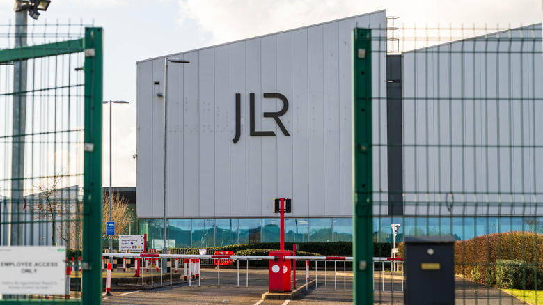 Логотип та назва компанії Jaguar Land Rover біля заводу двигунів
