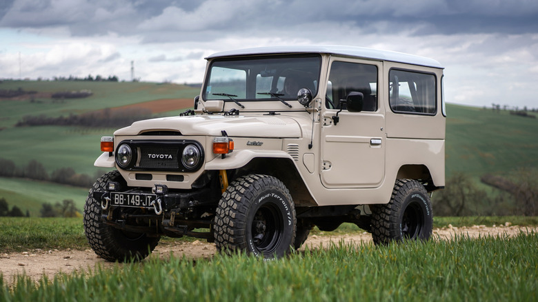 Військовий позашляховик Toyota BJ, припаркований у сільській місцевості.